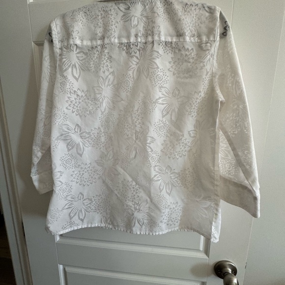 Beautiful, not your average white button up shirt - Picture 3 of 3